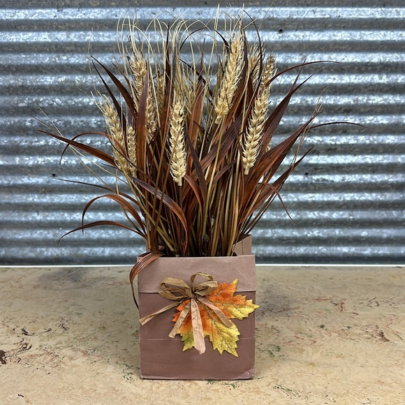 Welcome autumn curved sign and faux grass and in a paper bag - Picture 8 of 11